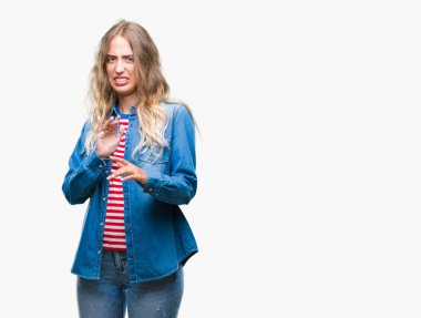 İzole arka plan üzerinde sarışın güzel genç kadın tiksinti ifadesi, memnun ve korkulu tiksinti yüz yapıyorsun çünkü nefret tepki. Elleriyle kaldırdı. Sinir bozucu kavramı.