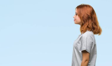 İzole arka tarafına, arayan genç güzel kadın dinlenmek doğal yüz emin gülümseme ile pozuyla profili.