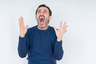 İzole arka plan çılgın ve kızgın bağırarak ve agresif ifade ve silah kaldırdı bağırmaya üzerinde zarif komuta sizde. Hayal kırıklığı kavramı.