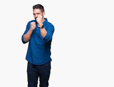 Yakışıklı delikanlı izole arka plan üzerinde yumruk savunma hareketi, kızgın ve üzgün yüz, sorunu korkuyor ile savaşmaya hazır