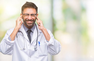 Yüksek sesle müzik gürültü rahatsız ifade parmaklarıyla kulaklarıyla kapsayan izole arka plan yetişkin İspanyol doktor adam. Sağır kavramı.