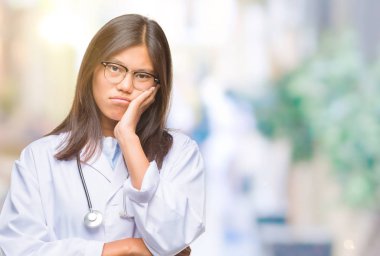 Genç Asyalı doktor kadın yorgun ve bıkkın ile depresyon sorun Çapraz kollar ile seyir düşünüyorum izole arka plan.