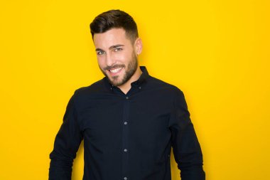 Yakışıklı delikanlı possing ve izole sarı arka plan üzerinde modelleme