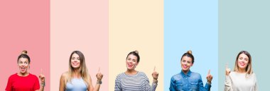 Kolaj renkli vintage çizgili genç güzel kadın bir arka plan ile başarılı fikir parmağı yukarıyı izole. Çıktıktan ve mutlu. Bir numara.