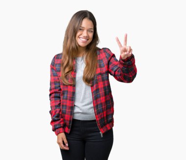 Gösterilen ve parmakları ile işaret izole arka plan üzerinde bir ceket giyen genç güzel esmer kadın ikincisi ise kendinden emin ve mutlu gülümseyerek.