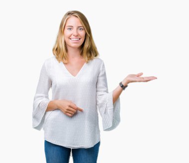 Neşeli sunulması ve kameraya bakarak avucunun ile işaret gülümseyen izole arka plan güzel genç zarif kadın.