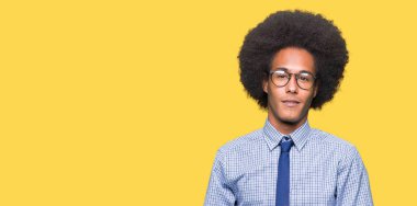 Afro saçlı gözlüklü eller birlikte ve parmakları genç Afro-Amerikalı iş adamı rahat ve neşeli gülümseyen geçti. Başarı ve iyimser