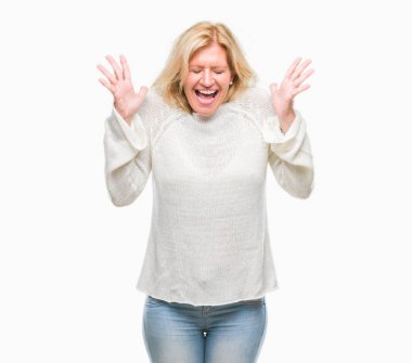 Arka plan deli kutlama kış kazak giyen orta yaş sarışın kadın izole ve crazy arms ile başarı için kaldırdı ve heyecanlı çığlık gözler kapalı. Kazanan kavramı