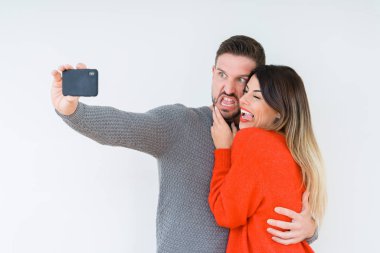 Aşk, Öpüşme ve birbirimizi selfie fotoğraf çekimi sarılma güzel genç çift
