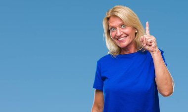 Orta yaş sarışın kadın başarılı fikirle parmağı yukarıyı izole arka plan yüzünden. Çıktıktan ve mutlu. Bir numara.