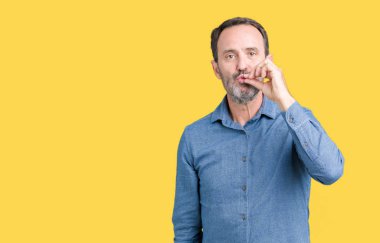 Yakışıklı orta yaş zarif komuta sizde izole arka plan ağız ve dudaklar üzerinde parmak ile ZIP olarak kapatın. Gizli ve sessiz, tabu söz