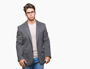 Kızgın ve korkmuş ağlıyor genç iş adamı depresif izole arka plan ve sıkıntı, endişe içinde gözlük takıyorum. Üzgün ifade.