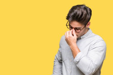 İzole arka plan yorgun sürtünme burun ve göz yorgunluğu ve baş ağrısı duygu üzerinde gözlük takan yakışıklı delikanlı. Stres ve hayal kırıklığı kavramı.