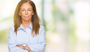 Güzel orta yaş iş yüzünde ciddi bir ifade ile izole arka plan yetişkin kadın. Basit ve doğal kameraya bakıyor.