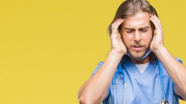 Genç yakışıklı Doktor uzun saçlı adam baş baş ağrısı için el ile izole arka plan üzerinde çünkü stres. Migren muzdarip.