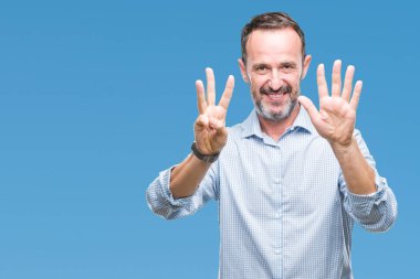 Orta yaş ağarmış üst düzey iş adamı gösterilen ve parmakları ile işaret izole arka plan üzerinde kendinden emin ve mutlu gülümseyerek süre sekiz numara.