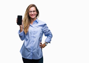 Genç güzel sarışın iş kadın gösteren ekran smartphone üzerinde duran ve diş gösterilen kendine güvenen bir gülümsemeyle gülümseyerek mutlu bir yüz ile izole arka plan