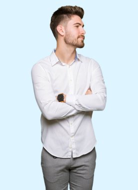 İkna ve kendine güvenen genç yakışıklı iş adamı ile silah tarafına bakarak gülen geçti