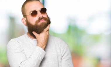 Düşünme seyir yorgun ve sıkılmış depresyon sorunları ile güneş gözlüğü takmış genç hipster adam silah geçti.