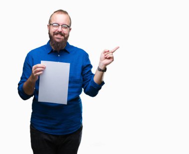 Gözlük takan ve boş kağıt izole arka plan üzerinde çok mutlu el ve parmak ile tarafına işaret tutan genç hipster adam