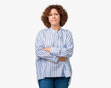 İzole arka plan şüpheci ve sinir, onaylamayan ifade yüz çapraz kolları üzerinde Donanma forması giyen güzel orta ager üst düzey kadın. Negatif kişi.