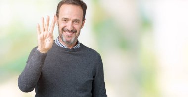 Yakışıklı orta yaş komuta sizde gösterilen ve parmakları ile işaret izole arka plan üzerinde bir kazak giyen süre kendinden emin ve mutlu gülümseyerek dört numara.