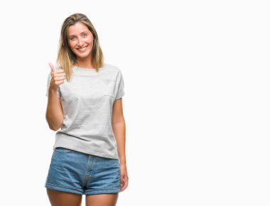 Genç güzel kadın hareketi el ile mutlu yaşasın yapıyor izole arka plan yüzünden. Kameraya bakarak başarı gösteren ile ifade onaylama.