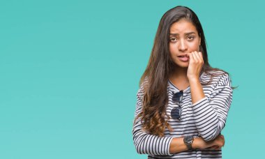 Tırnak ısırma dudaklarından eller genç güzel Arap kadın stresli ve gergin ile izole arka plan üzerinde güneş gözlüğü takıyor. Anksiyete sorunu.