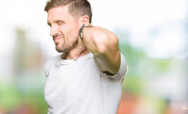 Elle, kas ağrısı boyun dokunmadan casual beyaz t-shirt acı boyun ağrısı yaralanma, giyen yakışıklı adam