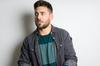 Yakışıklı delikanlı possing ve modelleme gri izole arka plan üzerinde