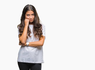 İzole arka plan düşünme seyir üzerinde genç güzel Arap kadın yorgun ve sıkılmış çapraz silah depresyon sorunları ile.