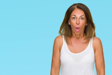 Güzel orta yaş rahat yetişkin kadın izole arka plan korkuyor ve sürpriz ifade ile şok yüzünden korku ve yüz heyecanlı.