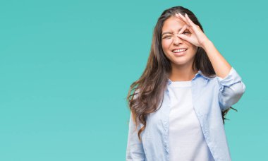 Genç güzel Arap kadın gülümsüyor, parmakları ile mutlu yüz üzerinden seyir göz el ile ok jest yapıyor izole arka plan üzerinde.