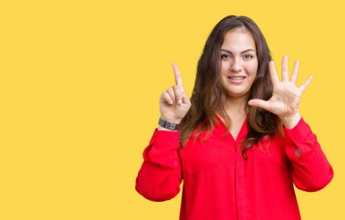 Parmakları ile altı ise kendinden emin ve mutlu gülümseyen güzel artı boyutu genç iş kadını ve yukarıyı gösteren izole arka plan üzerinde numara.