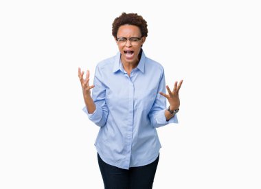 Genç güzel Afro-Amerikan iş kadını izole arka plan çılgın ve kızgın bağırarak ve agresif ifade ve silah kaldırdı bağırıyor. Hayal kırıklığı kavramı.