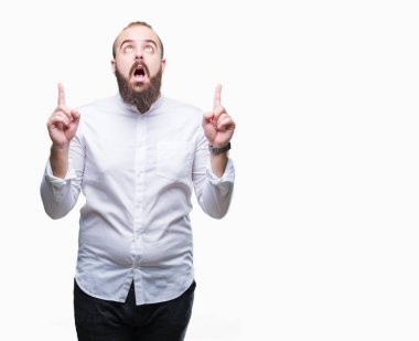 Genç beyaz hipster adam izole arka plan üzerinden hayran ve yukarıya bakıp parmakları ile işaret şaşırttı ve silah kaldırdı.