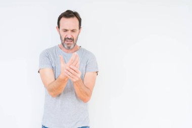 İzole yakışıklı üst düzey adam arka plan acı acı elleri ve parmakları, artrit inflamasyon