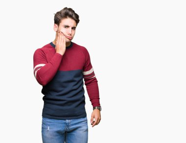 Yakışıklı delikanlı diş ağrısı veya dişlerde dişlerle ilgili hastalık nedeniyle ağız acı ifadesi ile el ile dokunmak izole arka plan üzerinde. Diş hekimi kavramı.