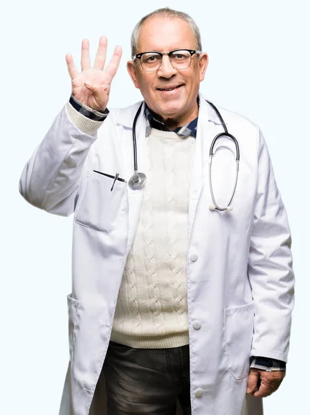 Gösterilen Parmakları Ile Işaret Tıbbi Ceket Giyen Yakışıklı Kıdemli Doktor — Stok fotoğraf