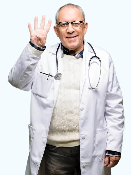 Guapo Médico Senior Hombre Con Abrigo Médico Mostrando Señalando Con — Foto de Stock