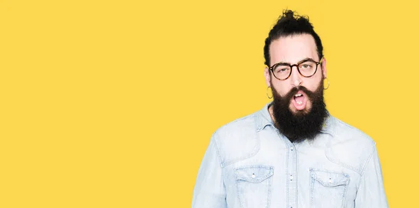 Man Van Jonge Hipster Met Lange Haren Baard Dragen Van — Stockfoto