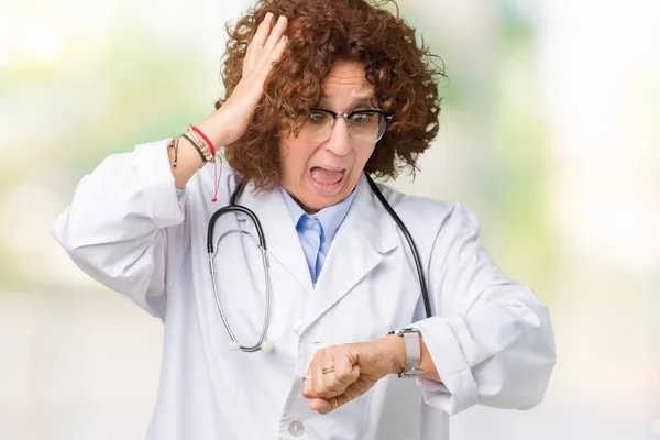 Mujer Médica Senior Mediana Edad Con Antecedentes Aislados Mirando Tiempo — Foto de Stock