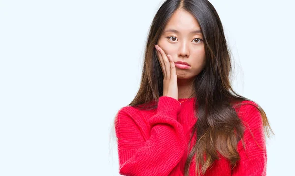 Jonge Aziatische Vrouw Winter Trui Dragen Geïsoleerde Achtergrond Denken Zoek — Stockfoto