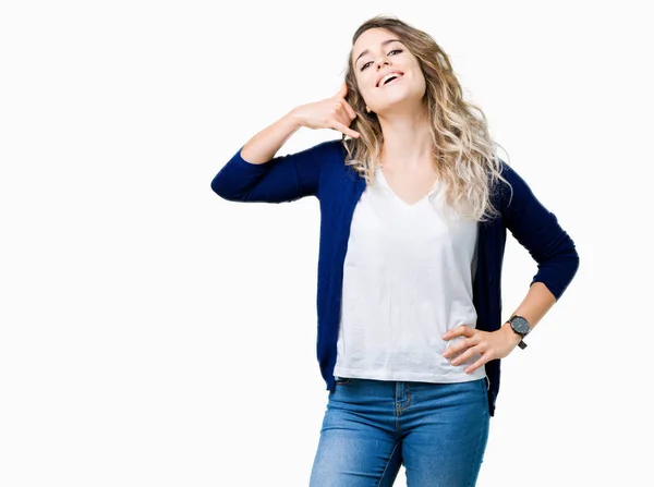 Hermosa Joven Rubia Sobre Fondo Aislado Sonriendo Haciendo Gesto Telefónico — Foto de Stock