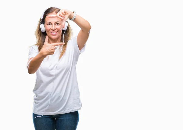 Mujer Hispana Mediana Edad Escuchando Música Usando Auriculares Sobre Fondo — Foto de Stock