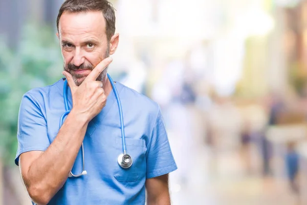 Μέση Ηλικία Άνθρωπος Γηραιός Ανώτερος Γιατρός Φορώντας Ιατρική Στολή Πέρα — Φωτογραφία Αρχείου