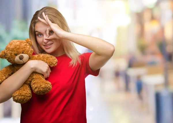 Jonge Kaukasische Vrouw Houdt Van Schattige Teddybeer Geïsoleerde Achtergrond Met — Stockfoto