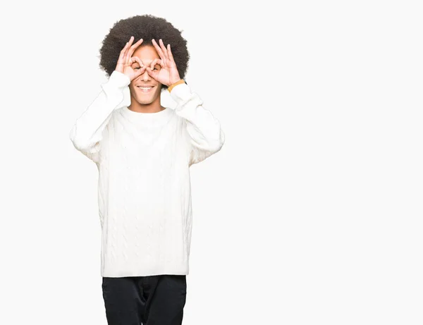 Joven Hombre Afroamericano Con Pelo Afro Usando Suéter Invierno Haciendo — Foto de Stock