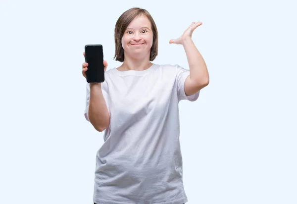 Jonge Volwassen Vrouw Met Downsyndroom Smartphone Scherm Tonen Geïsoleerde Achtergrond — Stockfoto