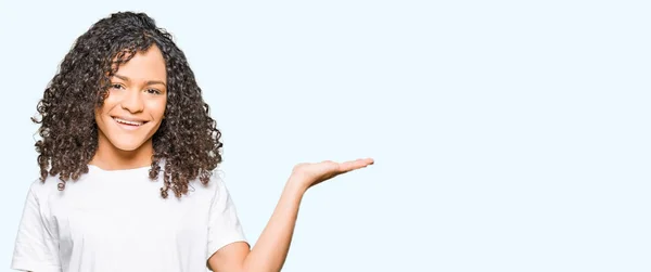 Joven Hermosa Mujer Con Pelo Rizado Con Camiseta Blanca Sonriendo — Foto de Stock